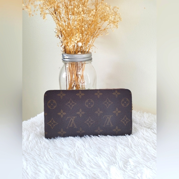 Louis Vuitton Zipper Wallet - Picture 3 of 16